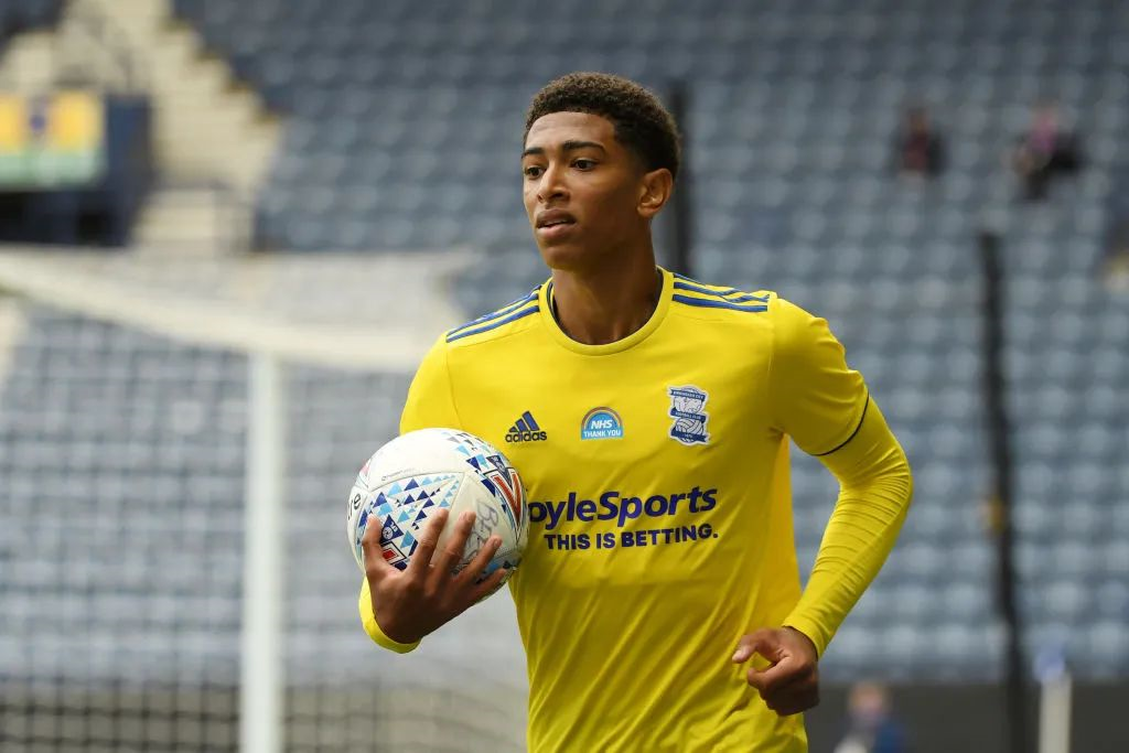 湖人詹姆斯关键三分锁定胜利（詹姆斯命中关键三分助湖人取胜）