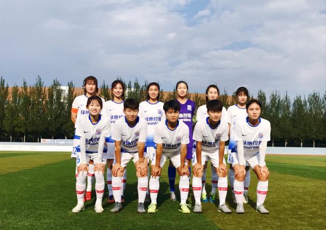 杨晨对话施拉普纳：中国球员不该只为钱踢球，留洋从乙级开始（杨晨与施拉普纳谈中国球员：别只为钱踢球，留洋应从乙级起步）