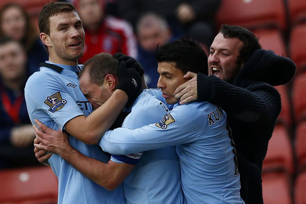 连丢2局！梁靖崑直摇头，孙颖莎耐心给他复盘，王艺迪一旁看热闹（连丢两局，梁靖崑连连摇头；孙颖莎耐心复盘相助，王艺迪在旁观望）