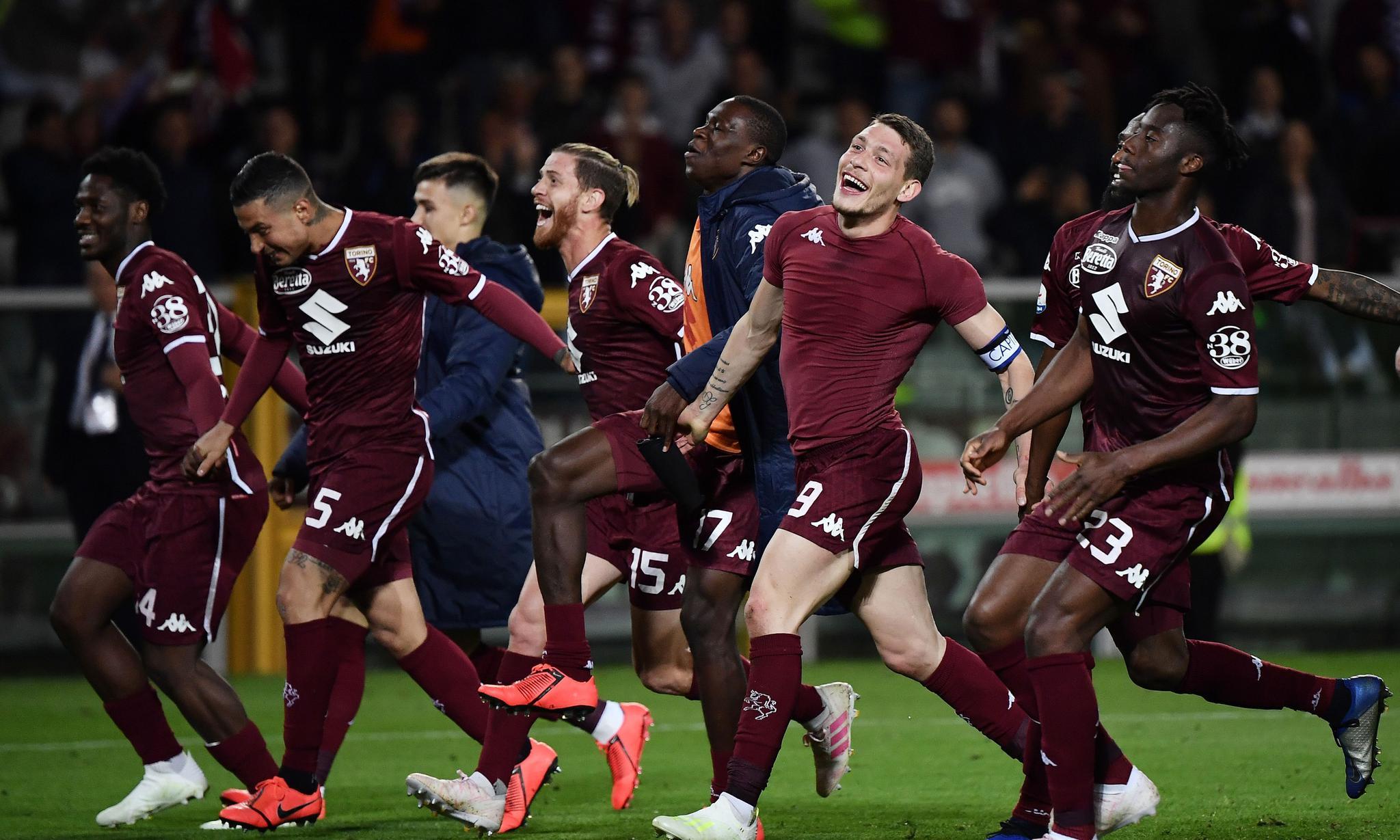 德国世界杯客场球衣实物图：深海军蓝设计+薄荷绿点缀（德国队世界杯客场战袍曝光：深海军蓝主色，薄荷绿点缀）