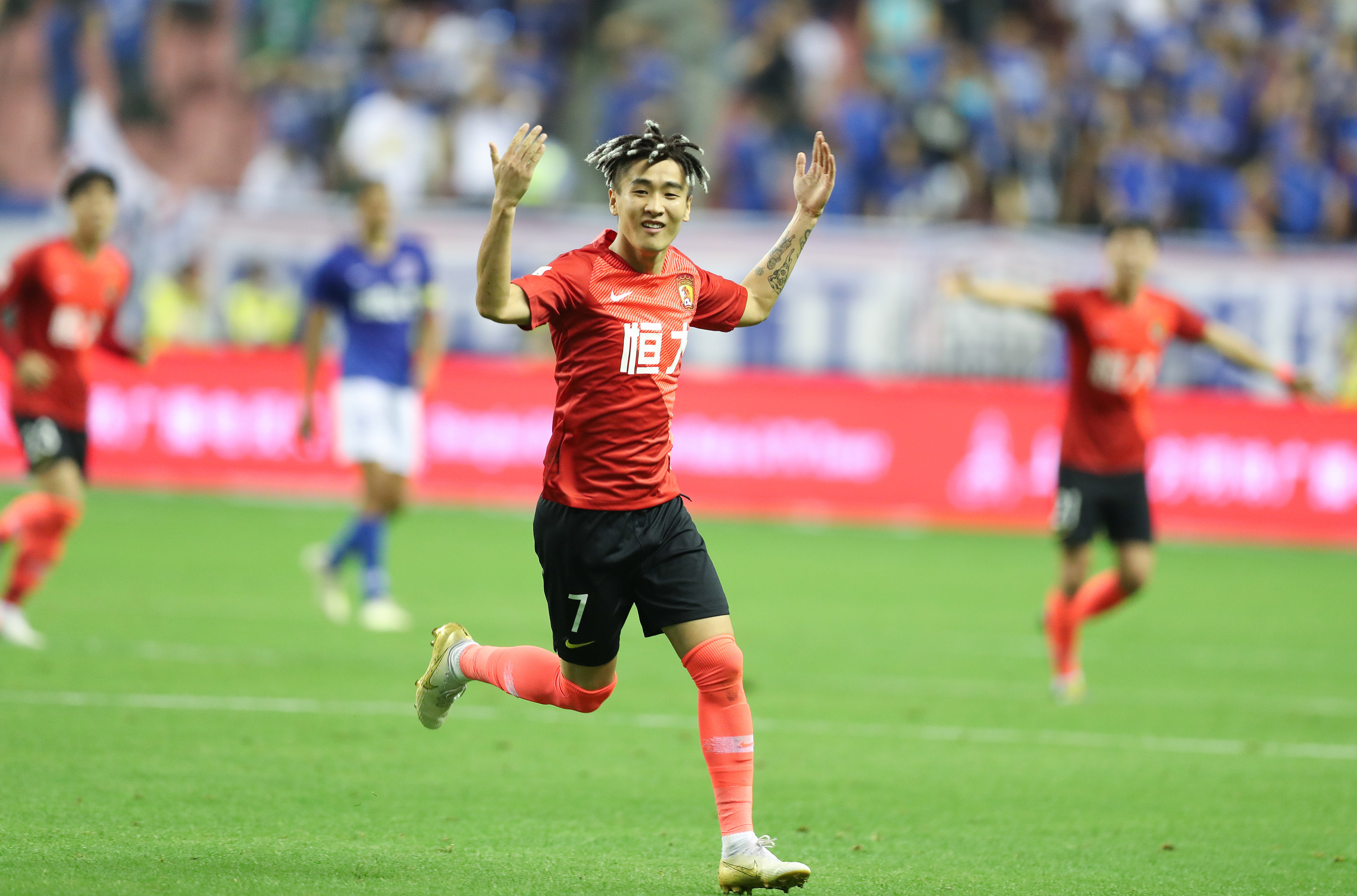 麦克马纳曼：希望范戴克和罗伯逊与萨拉赫聊聊，争取解决问题（麦克马纳曼建议范戴克、罗伯逊与萨拉赫沟通，力争化解问题）